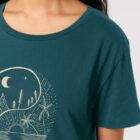 Tshirt femme manche courte coton biologique couleur bleu ardoise avec le dessin d'un yin et yang de la nature, d'un coté les montagnes et de l'autre la plage la sérigraphie est de couleur beige.