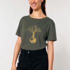 Tshirt femme manche courte couleur kaki avec le dessin d'un arbre sur une planète et sérigraphie de couleur doré.