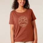 Tshirt femme manche courte coton biologique couleur terracotta avec le dessin d'un bouddha sur des racines et entouré de branches d'arbre, la sérigraphie est de couleur beige.