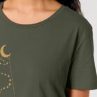 Tshirt femme à manche courte en coton biologique de couleur kaki avec le dessin d'une personne sur la branche d'un arbre tenant la lune par un cerf volant. La couleur de la sérigraphie est doré.