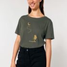Tshirt femme à manche courte en coton biologique de couleur kaki avec le dessin d'une personne sur la branche d'un arbre tenant la lune par un cerf volant. La couleur de la sérigraphie est doré.