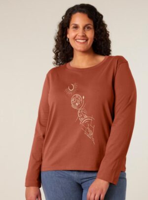 Tshirt manche longue en coton bio femme de couleur terracotta avec un dessin représentant les cinq éléments de la nature. La couleur de sérigraphie est beige.