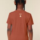 Tshirt enfant manche courte en coton biologique de couleur terracotta vue de dos avec le dessin de la marque entre les épaules et la sérigraphie est de couleur beige.