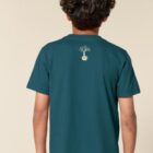 Tshirt enfant manche courte en coton biologique de couleur bleu ardoise vue de dos avec le dessin de la marque entre les épaules et la sérigraphie est de couleur beige.