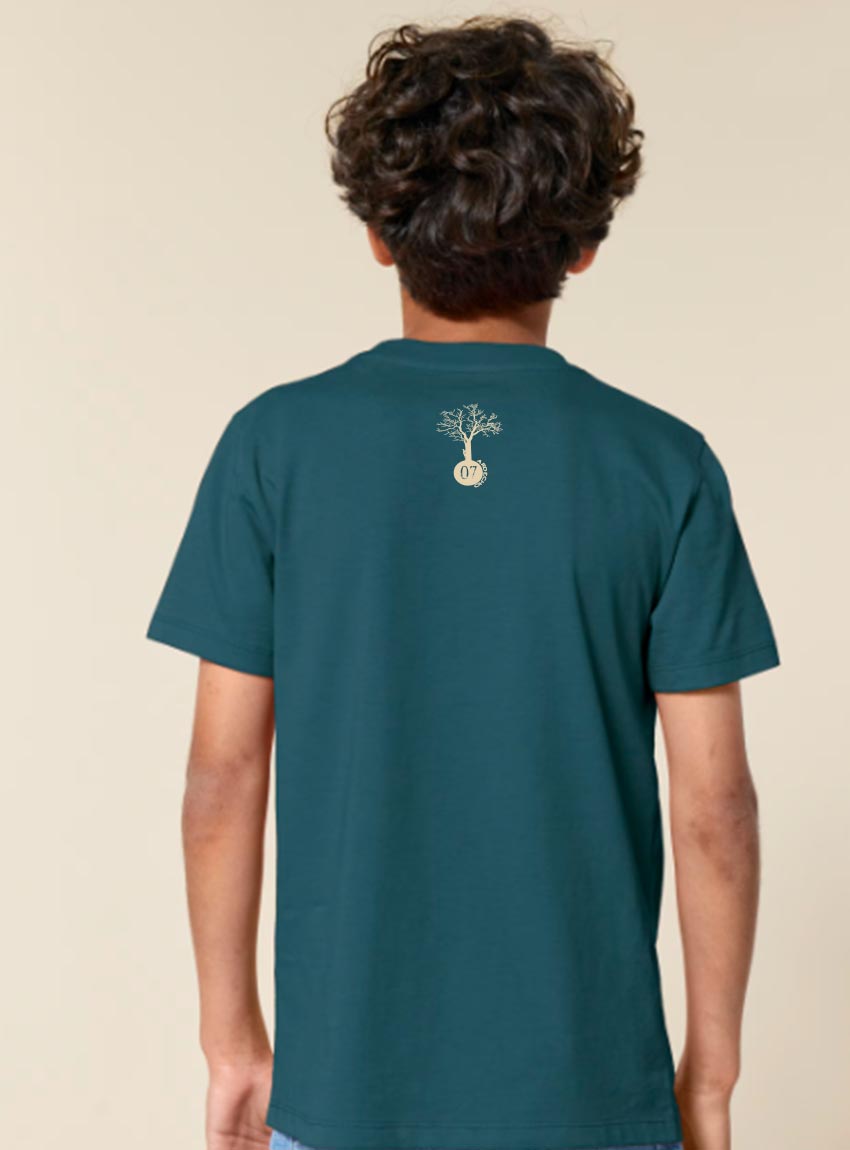 Tshirt enfant manche courte en coton biologique de couleur bleu ardoise vue de dos avec le dessin de la marque entre les épaules et la sérigraphie est de couleur beige.