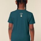 Tshirt enfant manche courte en coton biologique de couleur bleu ardoise vue de dos avec le dessin de la marque entre les épaules et la sérigraphie est de couleur beige.