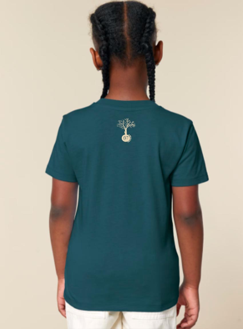 Tshirt enfant manche courte en coton biologique de couleur bleu ardoise vue de dos avec le dessin de la marque entre les épaules et la sérigraphie est de couleur beige.
