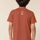 Tshirt enfant manche courte en coton biologique de couleur terracotta vue de dos avec le dessin de la marque entre les épaules et la sérigraphie est de couleur beige.