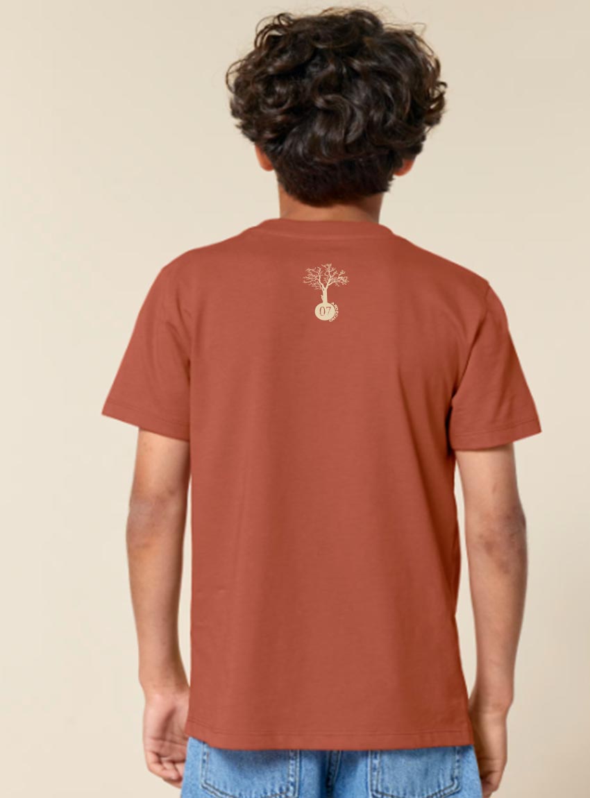 Tshirt enfant manche courte en coton biologique de couleur terracotta vue de dos avec le dessin de la marque entre les épaules et la sérigraphie est de couleur beige.