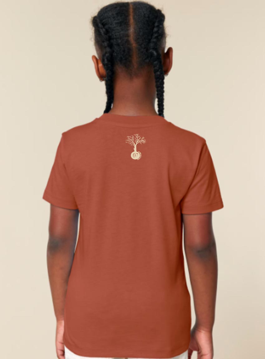Tshirt enfant manche courte en coton biologique de couleur terracotta vue de dos avec le dessin de la marque entre les épaules et la sérigraphie est de couleur beige.