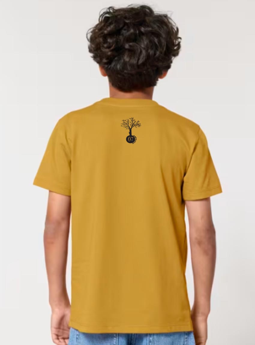 Tshirt enfant manche courte en coton biologique de couleur ocre vue de dos avec le dessin de la marque entre les épaules et la sérigraphie est de couleur noir.