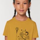 Tshirt enfant manche courte en coton biologique de couleur ocre avec un dessin représentant des planètes en forme de ballons tenu par le petit prince et son renard. La couleur de sérigraphie est noir.