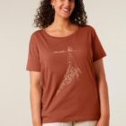 Tshirt femme manche courte en coton biologique de couleur terracotta avec un dessin représentant une baleine avec des motifs polynésiens en sérigraphie de couleur beige.