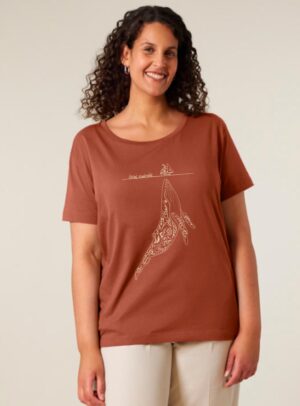 Tshirt femme manche courte en coton biologique de couleur terracotta avec un dessin représentant une baleine avec des motifs polynésiens en sérigraphie de couleur beige.