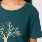 Tshirt femme manche courte couleur bleu ardoise avec le dessin d'un arbre sur une planète et sérigraphie de couleur beige.