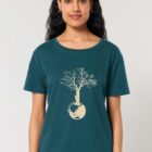 Tshirt femme manche courte couleur bleu ardoise avec le dessin d'un arbre sur une planète et sérigraphie de couleur beige.