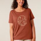 Tshirt femme manche courte coton biologique couleur terracotta avec le dessin d'un yin et yang de la nature, d'un coté les montagnes et de l'autre la plage la sérigraphie est de couleur beige.