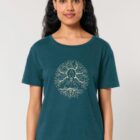 Tshirt femme manche courte coton biologique couleur bleu ardoise avec le dessin d'un bouddha sur des racines et entouré de branches d'arbre, la sérigraphie est de couleur beige.