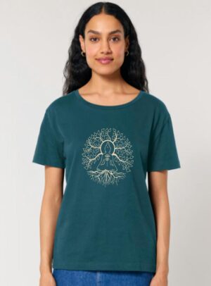 Tshirt femme manche courte coton biologique couleur bleu ardoise avec le dessin d'un bouddha sur des racines et entouré de branches d'arbre, la sérigraphie est de couleur beige.