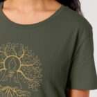 Tshirt femme manche courte coton biologique couleur kaki avec le dessin d'un bouddha sur des racines et entouré de branches d'arbre, la sérigraphie est de couleur doré.