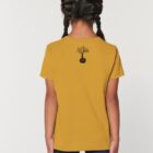 Tshirt enfant manche courte en coton biologique de couleur ocre vue de dos avec le dessin de la marque entre les épaules et la sérigraphie est de couleur noir.
