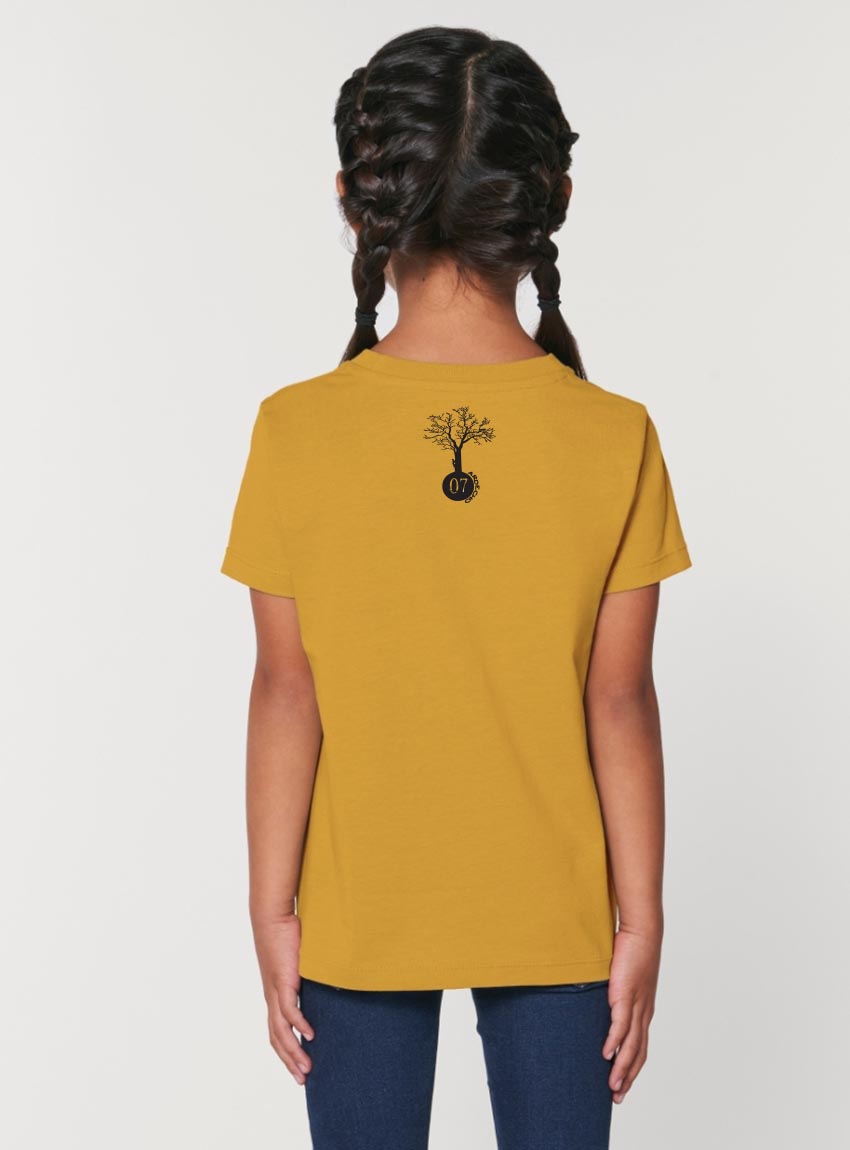 Tshirt enfant manche courte en coton biologique de couleur ocre vue de dos avec le dessin de la marque entre les épaules et la sérigraphie est de couleur noir.