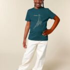 Tshirt enfant manche courte en coton biologique de couleur bleu ardoise avec un dessin représentant une baleine avec des motifs polynésiens en sérigraphie de couleur beige.