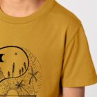 Tshirt enfant manche courte coton biologique couleur ocre avec le dessin d'un yin et yang de la nature, d'un coté les montagnes et de l'autre la plage la sérigraphie est de couleur noir.