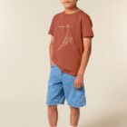 Tshirt enfant manche courte en coton biologique de couleur terracotta avec un dessin représentant une baleine avec des motifs polynésiens en sérigraphie de couleur beige.