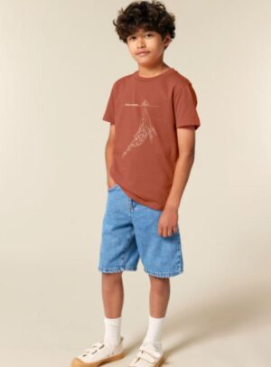 Tshirt enfant manche courte en coton biologique de couleur terracotta avec un dessin représentant une baleine avec des motifs polynésiens en sérigraphie de couleur beige.