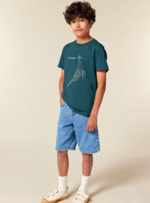 Tshirt enfant manche courte en coton biologique de couleur bleu ardoise avec un dessin représentant une baleine avec des motifs polynésiens en sérigraphie de couleur beige.