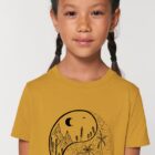 Tshirt enfant manche courte coton biologique couleur ocre avec le dessin d'un yin et yang de la nature, d'un coté les montagnes et de l'autre la plage la sérigraphie est de couleur noir.