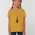 Tshirt enfant manche courte coton biologique couleur ocre avec le dessin d'une pyramide d'animaux sur la planète qui attrapent les étoiles. La couleur de sérigraphie est noir.