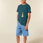 Tshirt enfant manche courte coton biologique couleur bleu ardoise avec le dessin d'une pyramide d'animaux sur la planète qui attrapent les étoiles. La couleur de sérigraphie est beige.