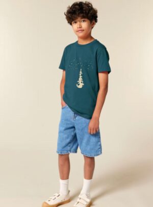 Tshirt enfant manche courte coton biologique couleur bleu ardoise avec le dessin d'une pyramide d'animaux sur la planète qui attrapent les étoiles. La couleur de sérigraphie est beige.
