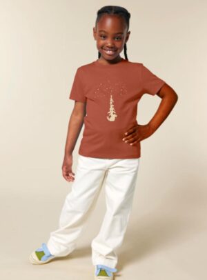 Tshirt enfant manche courte coton biologique couleur terracotta avec le dessin d'une pyramide d'animaux sur la planète qui attrapent les étoiles. La couleur de sérigraphie est beige.