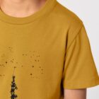 Tshirt enfant manche courte coton biologique couleur ocre avec le dessin d'une pyramide d'animaux sur la planète qui attrapent les étoiles. La couleur de sérigraphie est noir.