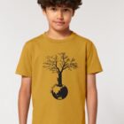 Tshirt enfant manche courte couleur ocre avec le dessin d'un arbre sur une planète et sérigraphie de couleur noir.