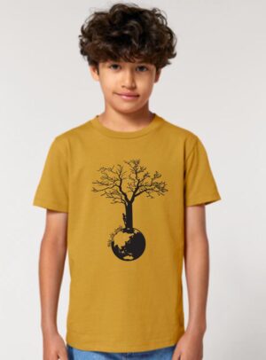 Tshirt enfant manche courte couleur ocre avec le dessin d'un arbre sur une planète et sérigraphie de couleur noir.