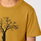 Tshirt enfant manche courte couleur ocre avec le dessin d'un arbre sur une planète et sérigraphie de couleur noir.