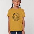 Tshirt enfant manche courte coton biologique couleur ocre avec le dessin d'un yin et yang de la nature, d'un coté les montagnes et de l'autre la plage la sérigraphie est de couleur noir.