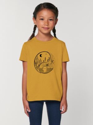 Tshirt enfant manche courte coton biologique couleur ocre avec le dessin d'un yin et yang de la nature, d'un coté les montagnes et de l'autre la plage la sérigraphie est de couleur noir.