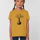 Tshirt enfant manche courte couleur ocre avec le dessin d'un arbre sur une planète et sérigraphie de couleur noir.