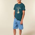 Tshirt enfant manche courte couleur bleu ardoise avec le dessin d'un arbre sur une planète et sérigraphie de couleur beige.