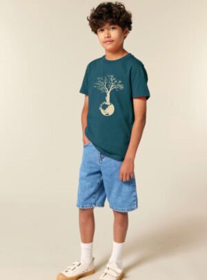 Tshirt enfant manche courte couleur bleu ardoise avec le dessin d'un arbre sur une planète et sérigraphie de couleur beige.