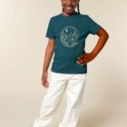 Tshirt enfant manche courte coton biologique couleur bleu ardoise avec le dessin d'un yin et yang de la nature, d'un coté les montagnes et de l'autre la plage la sérigraphie est de couleur noir.