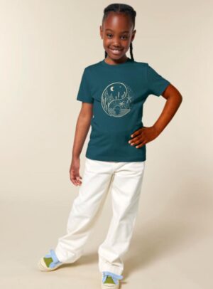 Tshirt enfant manche courte coton biologique couleur bleu ardoise avec le dessin d'un yin et yang de la nature, d'un coté les montagnes et de l'autre la plage la sérigraphie est de couleur noir.