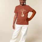 Tshirt enfant manche courte couleur terracotta avec le dessin d'un arbre sur une planète et sérigraphie de couleur beige.