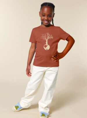 Tshirt enfant manche courte couleur terracotta avec le dessin d'un arbre sur une planète et sérigraphie de couleur beige.