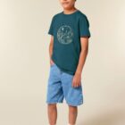Tshirt enfant manche courte coton biologique couleur bleu ardoise avec le dessin d'un yin et yang de la nature, d'un coté les montagnes et de l'autre la plage la sérigraphie est de couleur noir.